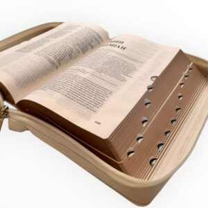 English-Russian Parallel Bible White Z. New Living Translation- Synodal translation. Англо-Русская параллельная Библия белая  с замком